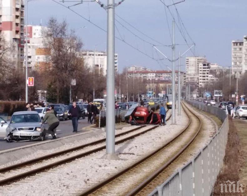 ТЕЖЪК ИНЦИДЕНТ: Кола се обърна по таван на трамвайните релси на булевард България (СНИМКИ)