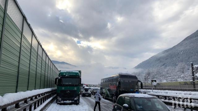 КОШМАР НА МАГИСТРАЛАТА: 200 души блокирани от лошото време в Италия (СНИМКИ)