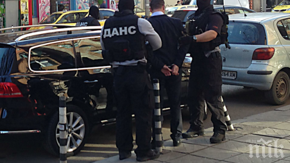 Арестуваха 7 наркодилъри при спецакция в Бургас (СНИМКИ)