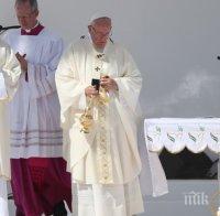 Хиляди присъстваха на месата на папата в Абу Даби (СНИМКИ)