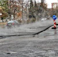 ПАРИ НА ВЯТЪРА: В Пловдив асфалтират булевард в дъжда