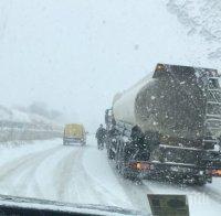 Сняг и виелица на магистрала Тракия! Снегорините едва смогват (СНИМКИ)
