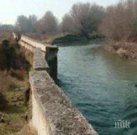 Екипи продължават да укрепват разрушената дига на река Чая