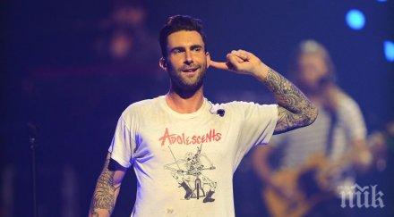 нападнаха адам лавин заради стриптийза супербоул видео