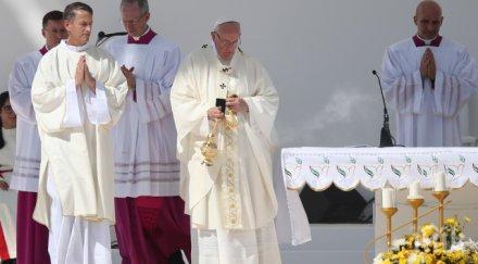 хиляди присъстваха месата папата абу даби снимки