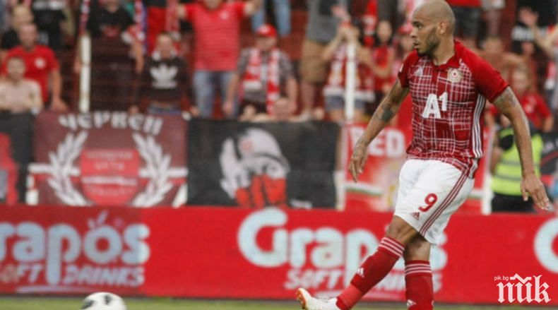 Червените с любопитен трансфер? 