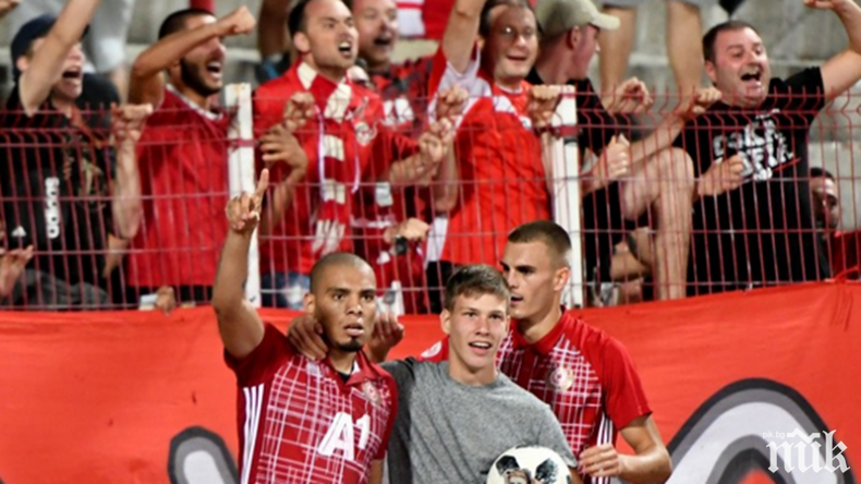 Звяра се отдалечава от червените...