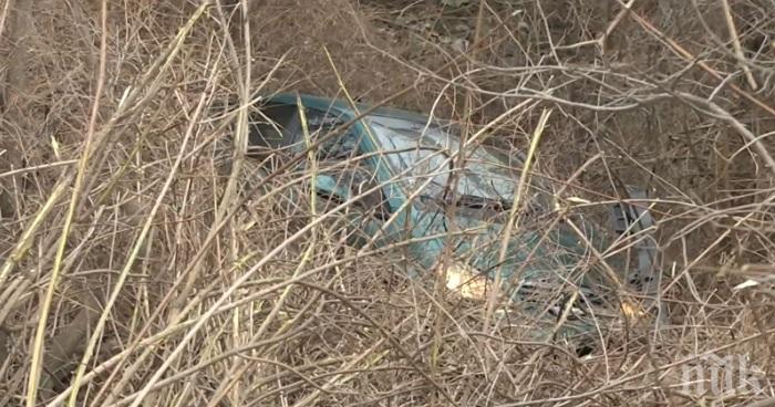 УЖАСЯВАЩО: Кола с 2-годишно дете пропадна в 10-метров скат в Русе (ВИДЕО/СНИМКИ)