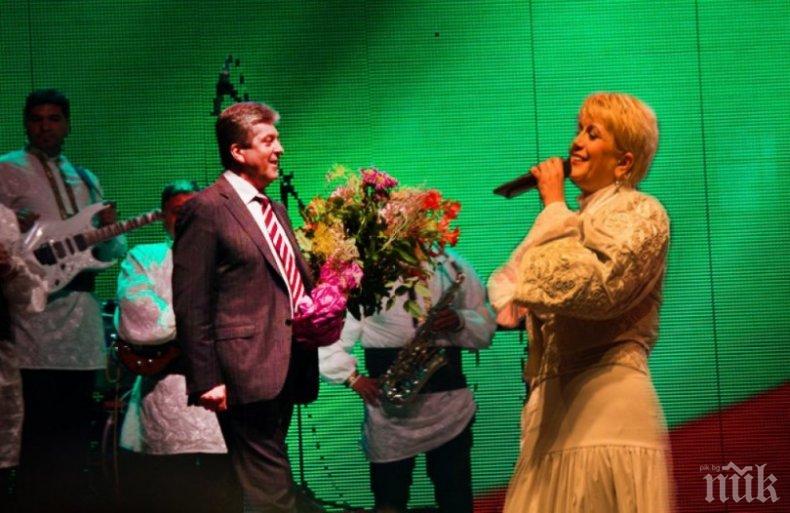 САМО В ПИК И РЕТРО: Николина Чакърдъкова вдига сватба с Първанов