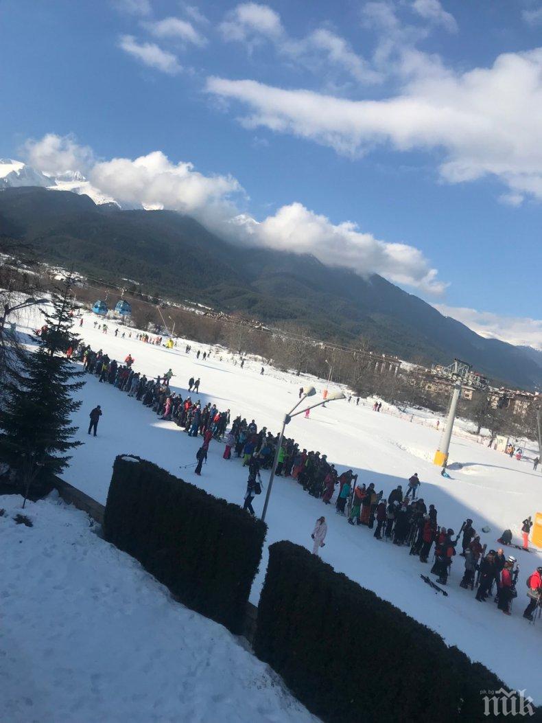 НАПРЕЖЕНИЕ: Огромни опашки за ски ваканцията на лифта в Банско - чуждестранните туристи се редят с километри