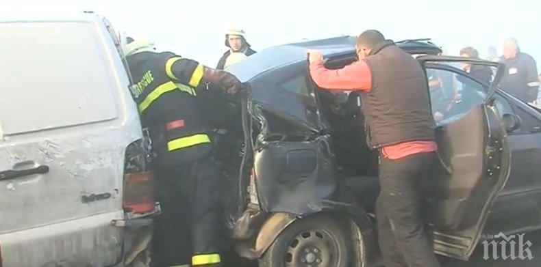 ДОБРА НОВИНА: Пожарникари извадиха заклещените в колите от адското меле на магистрала Струма (СНИМКИ)