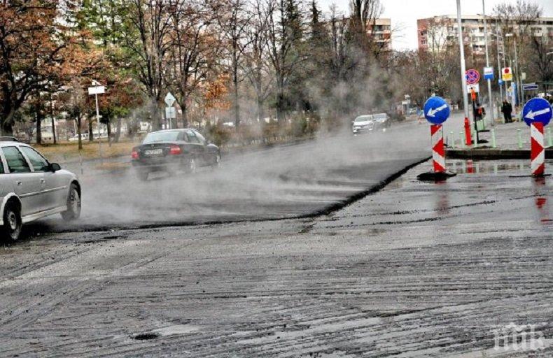 ПАРИ НА ВЯТЪРА: В Пловдив асфалтират булевард в дъжда