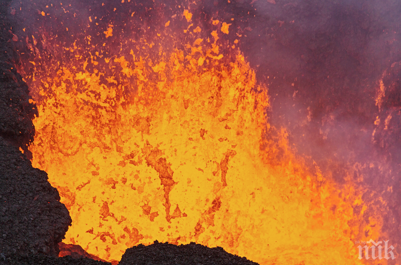 Вулкан в Индонезия изригна, евакуират населението (ВИДЕО)