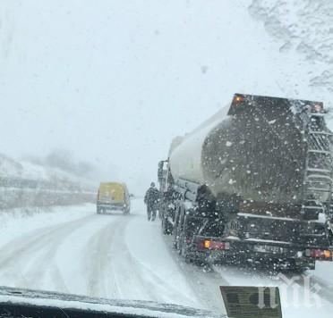 Сняг и виелица на магистрала Тракия! Снегорините едва смогват (СНИМКИ)
