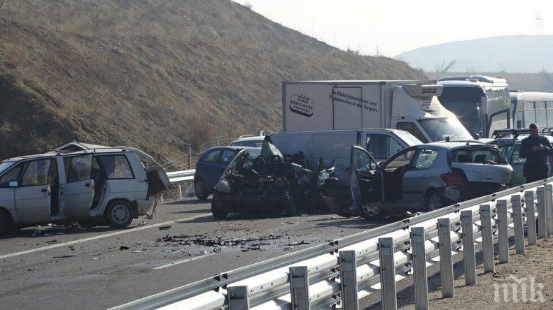 Възстановиха движението по Струма след верижното меле