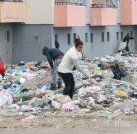 Почистват потъналия в боклуци блок в Казанлък