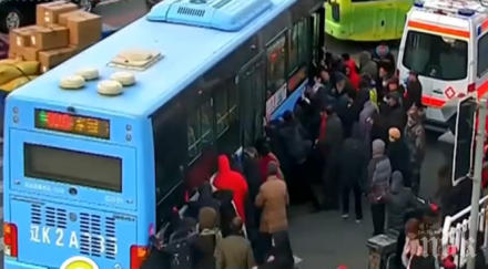 чудо спасиха момиче затиснато тонен автобус китай