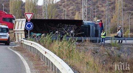 последните минути камион обърна варна разпиля смески магистрала хемус снимка