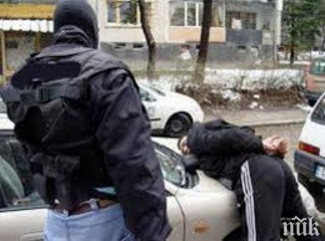 УДАРНА АКЦИЯ: Маскирани преобърнаха Столипиново, арестуваха 21 души заради дрога