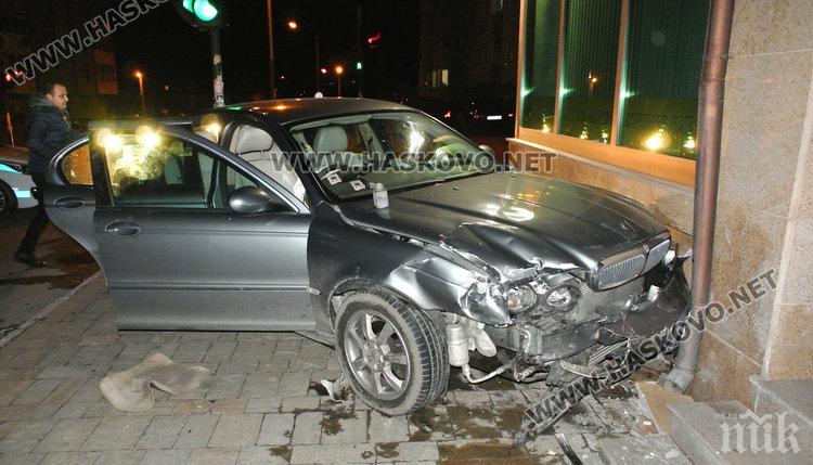 Пиян шофьор на Рено се заби в две коли и прати приятел в болница