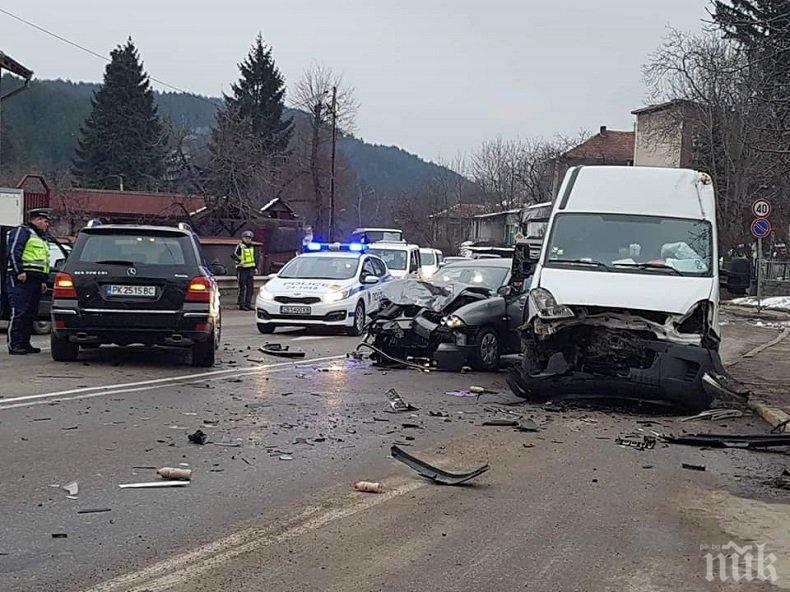 ПЪРВО В ПИК: Верижна катастрофа блокира пътя Перник - София, тапата е жестока (СНИМКИ)