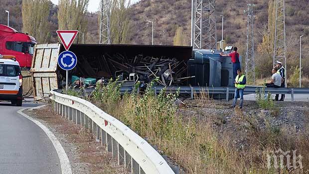 ОТ ПОСЛЕДНИТЕ МИНУТИ: Камион се обърна до Варна, разпиля смески на магистрала Хемус (СНИМКА)