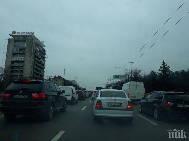 САМО В ПИК: Вижте каква е тапата на Цариградско заради катастрофата, станала преди час (СНИМКИ)