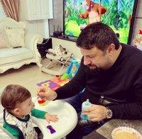 Хит в нета: Дядо Стораро с бебе и лъжица