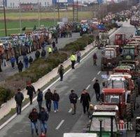 Протестиращите гръцки фермери настояват за среща с вицепремиера Янис Драгасакис