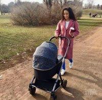 ГОРДОСТ: Бебето на Орлин Павлов с първа разходка