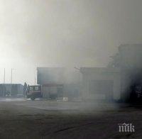 Полицаи и пожарникари влизат в изгорелия цех във Войводиново