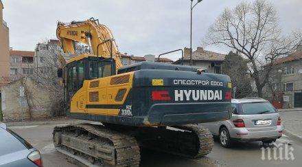 варна багер разби една малкото останали здрави улици града снимки