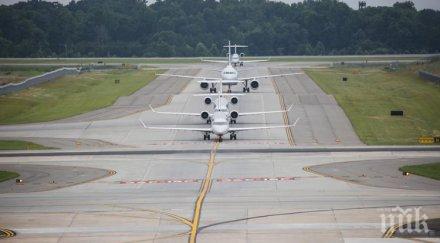 полугола жена вдигна крак летище сащ избяга гората