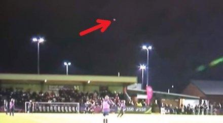 изумително летяща чиния спусна стадион видео