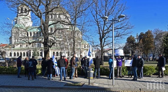Няколко десни в леви обувки се разкършиха на протест под слънцето