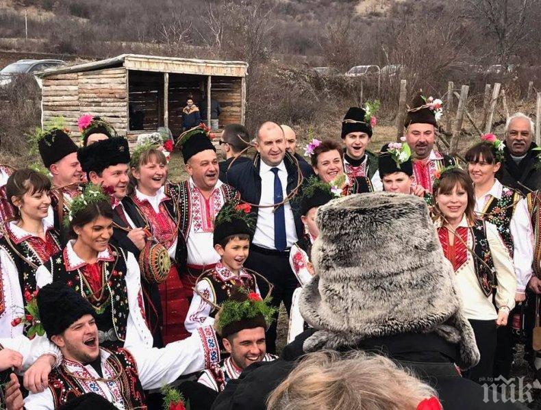 НАВРЪХ ТРИФОН ЗАРЕЗАН: Румен Радев заряза лозите в Сухиндол (СНИМКА)