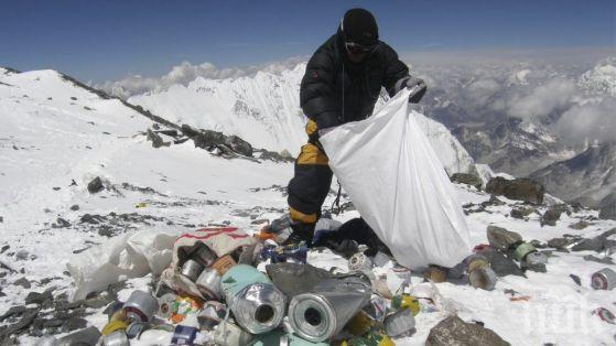 Китай чисти Еверест, затвори базов лагер 