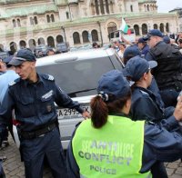 Бивш полицай заплаши да се самозапали, Мая Манолова го успокои (обновена)
