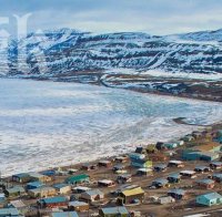 Десетки туристи и ескимоси бедстват върху откъснал се айсберг в Арктика

