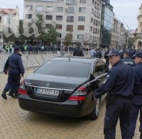 Жалко бягство! Кортежът на Орешарски блъсна фотограф на ПИК! (Обновена)
