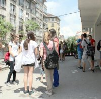 Ученички от Немската гимназия: Всички знаят, че господин Кънев иска секс, но той продължава да си преподава