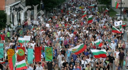 8000 души вече площада десетия ден протеста