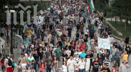 протестът достигна моста влюбените срещна провокатори