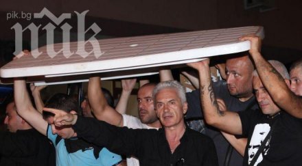 атака прави шествие паралелно основния протест