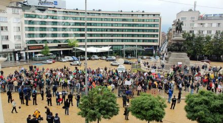 дъждът спря вече 1000 протестиращи крещят оставка парламента