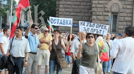 спряно движението около независимост стотици искат оставка кабинета