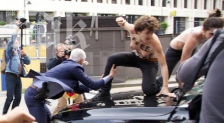 полуголи украинки нападнаха колата премиер брюксел снимки видео