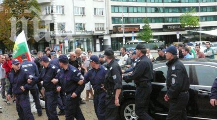 шок парламента протестиращи заградиха мерцедеса цветлин йовчев жива верига полицаи oпази
