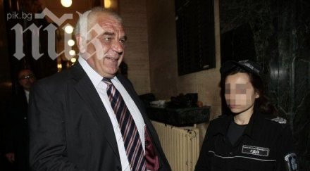 ваньо танов засега отървава кожата