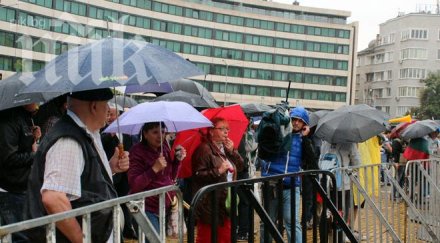 около 150 човека вече пият кафе парламента въпреки дъжда